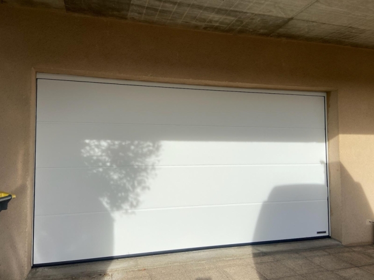 Nouvelle installation d'une porte de garage sectionnelle sur mesure de la marque HORMANN à Clermont-Ferrand